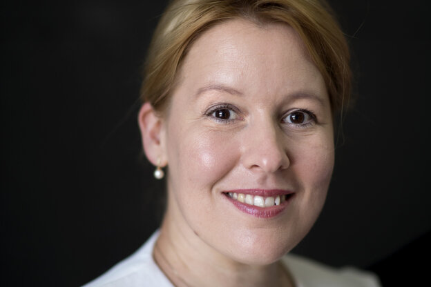 Bundesfamilienministerin Franziska Giffey vor dunklem Hintergrund Bundesfamilienministerin Franziska Giffey vor dunklem Hintergrund