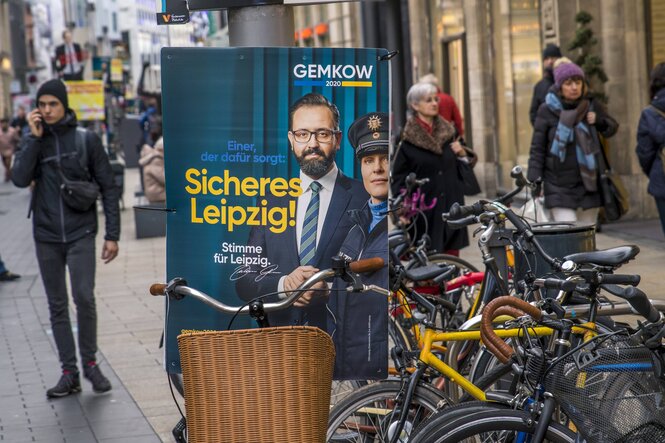 Straßenszene mit Wahlplakat