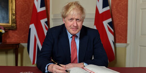 Boris Johnson am Schreibtisch des Prime Ministers.