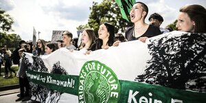 Schülerinnen demonstrieren für das Klima