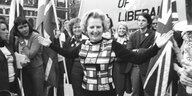 Margaret Thatcher trägt die Flaggen von europäischen Ländern auf dem Leib.