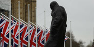 Churchill-Denkmal vor britischen Fahnen