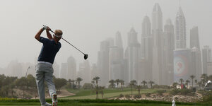 Gofspieler vor der Skyline in Dubai