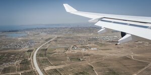 Blick aus dem Flieger auf die aserbaidschanische Hauptstadt Baku