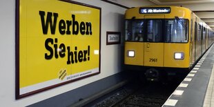 Plakat in einem U-Bahnhof, an dem die Linie 6 entlangfährt