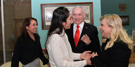 Der Israelische Premierminister steht mit seiner Frau Sara bei einem Empfang.