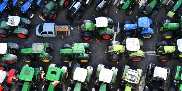 Viele geparkte Traktoren aus der Vogelperspektive.
