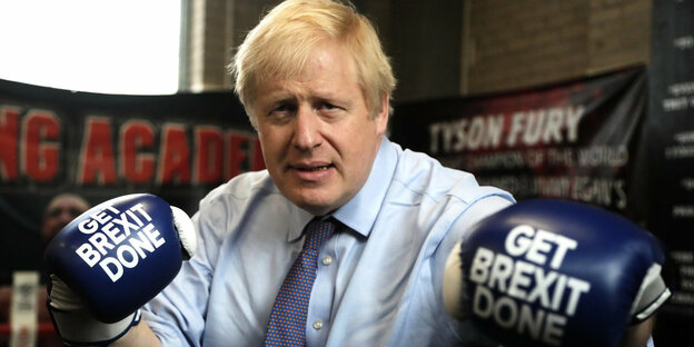 Boris Johnson mit "Get brexit done"-Boxhandschuhen