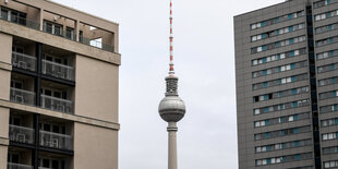 Hochhäuser links und rechts neben Fernsehturm