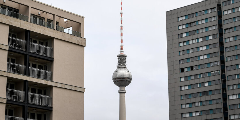 Hochhäuser links und rechts neben Fernsehturm