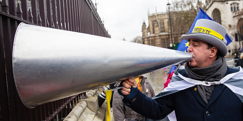 Steve Bray steht vor dem House of Parliament in London.