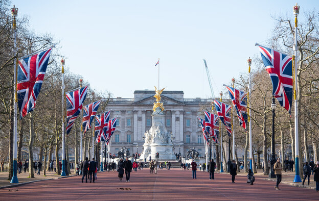 Flaggen des vereinigten Königreichs wehen auf der Mall vor dem Buckingham Palace