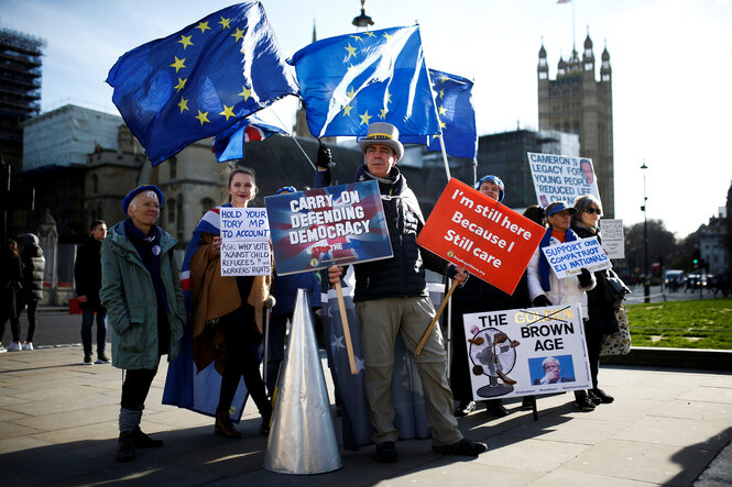 Anti-Brexit-Demonstranten mit EU-Flaggen vor dem Parlament