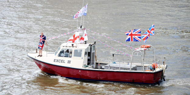 Schiff mit britischer Fahne
