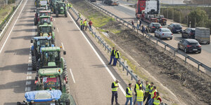 Traktoren blockieren eine Landstraße bei einem Protest von Bauern. Zahlreiche Olivenbauer der Region nahmen an dem Protest teil. Sie forderten bessere Preise für ihre Produktion. Jaen ist der größte Produzent von Olivenöl in Spanien.