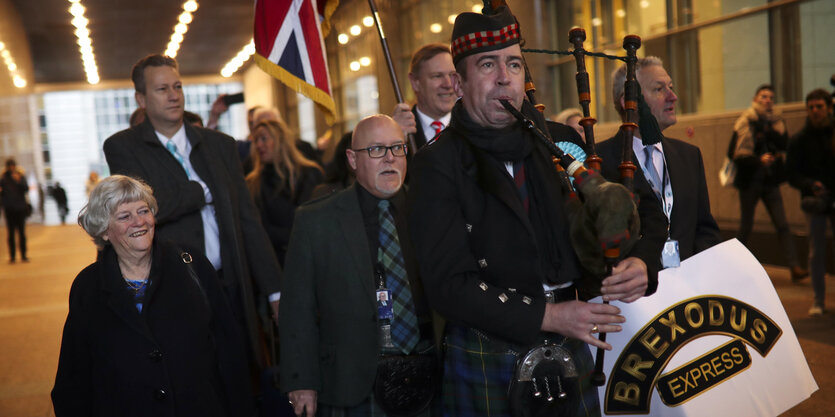 Menschen mit britischer Flagge und Gepäck