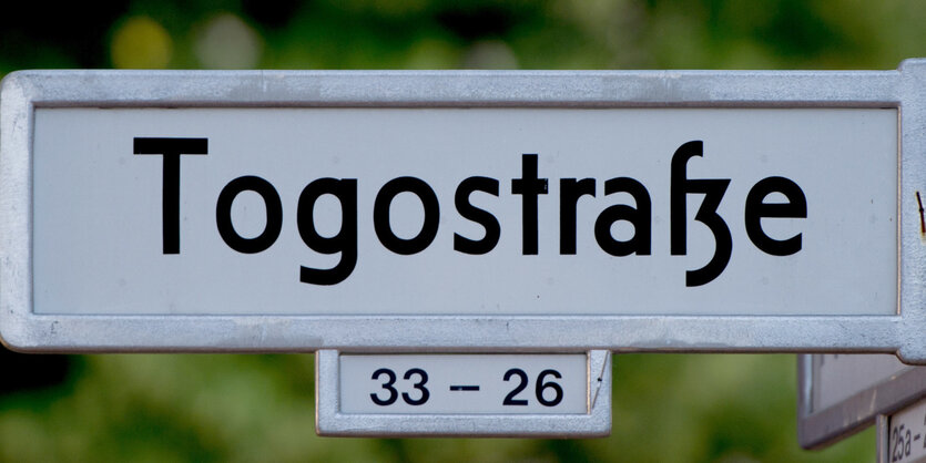 Straßenschilder mit Namen, die an die Kolonialzeit erinnern