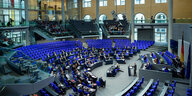 Halbvoller Plenarsaal des Bundestags