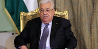 Präsident Abbas sitzt auf einem Stuhl.