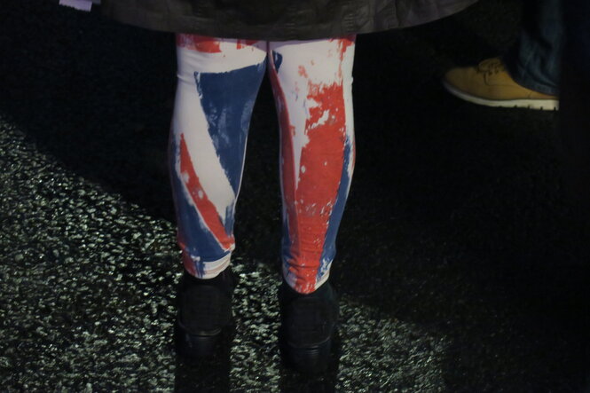 Beine, die in Leggins mit Union Jack Print, stecken.