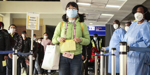Kenia, Nairobi: Passagiere, die von einem Flug aus China kommen, werden bei ihrer Ankunft am internationalen Flughafen Jomo Kenyatta auf den Coronavirus untersucht. Das Coronavirus hat sich bislang vor allem in China ausgebreitet. Außerhalb der Volksrepub