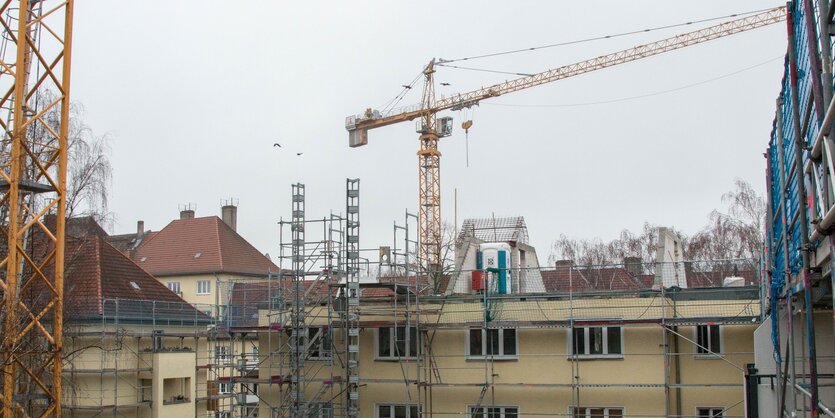 Ein Haus in der Anton-Saefkow-Straße in Prenzlauer Berg: das Dach ist weg, dort sollen Luxuswohnungen entstehen