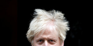Der blonde Wuschelkopf des britischen Premiers Boris Johnson von der Nase aufwärts.