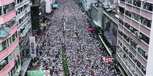 Große Menge an Protestierenden auf der Straße