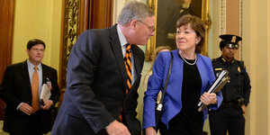 Ein Mann und eine Frau in der Lobby des US-Senats