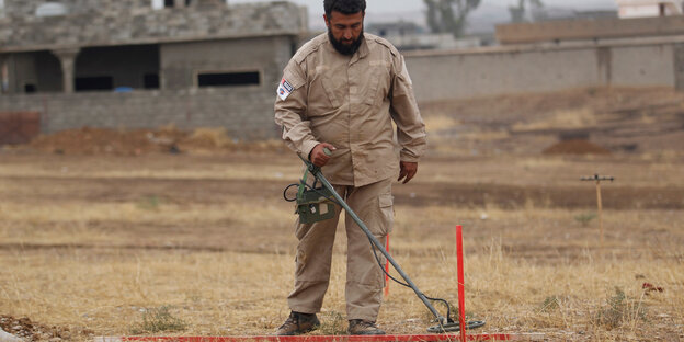 Ein Minenesucher im Irak