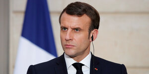 Porträt eines Mannes vor einer Frankreichfahne