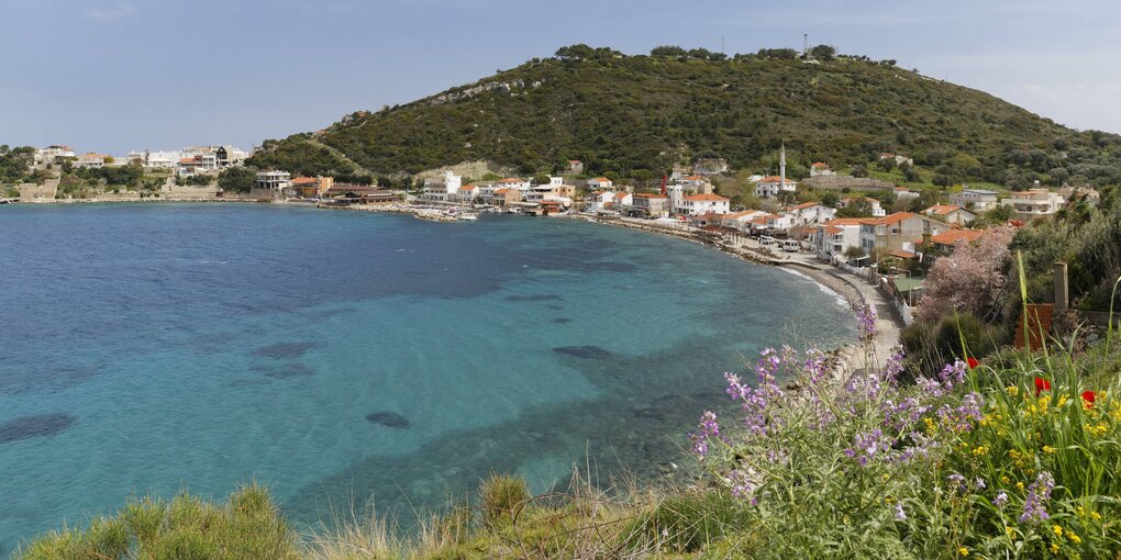 Landschaft mit Berg, Strand und Dorf