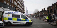 Ein Polizeiauto steht hinter einem Absperrband im Londoner Stadtviertel Streatham