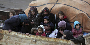 Flüchtende Frauen und Kinder auf einem Lastweagen