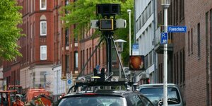 Ein Auto mit einer Kamera von Google macht Fotos von den Straßen