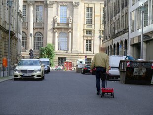 Der Künstler Simon Weckert zieht einen Handkarren mit Smartphones gefüllt durch die Berliner Straßen