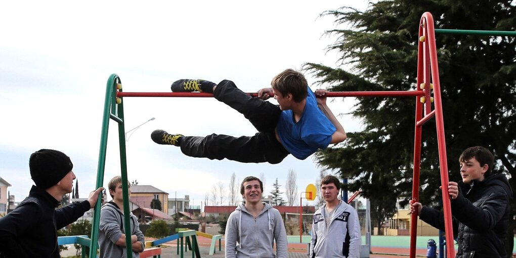 Russische Jugendliche spielen auf einem Spielplatz in Sochi