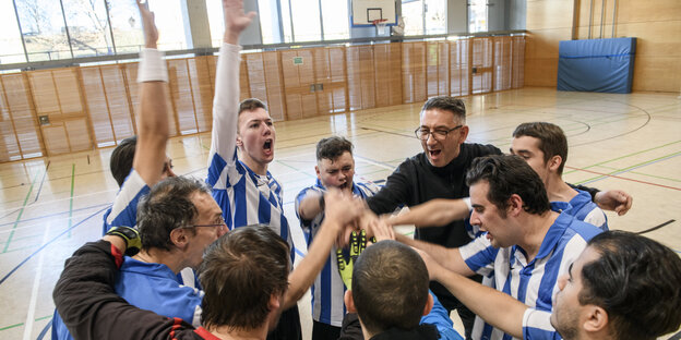 Spieler in Blau-weiß: das Team von SG Neukölln in Berlin Spieler in Blau-weiß: das Team von SG Neukölln in Berlin