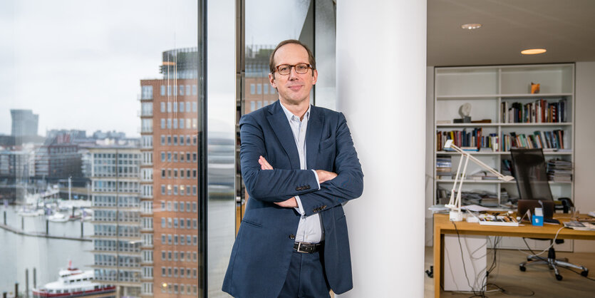 Christoph Lieben-Seutter in seinem Büro mit Blick auf die Hafencity