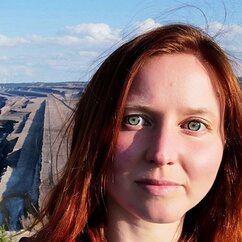 Die Klimaaktivistin Kathrin Henneberger hat grüne Augen und rote Haare.