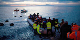 Viele Menschen im Schlauchboot im Wasser