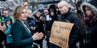 Julia Klöcker mit Demonstranten vorm Kanzeleramt