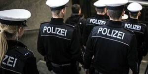 Polizisten laufen Streife im Bahnhof Friedrichstrasse