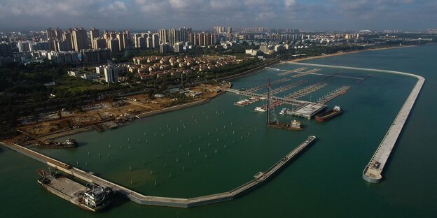 Blick auf den Segelhafen der chinesischen Stadt Haikou