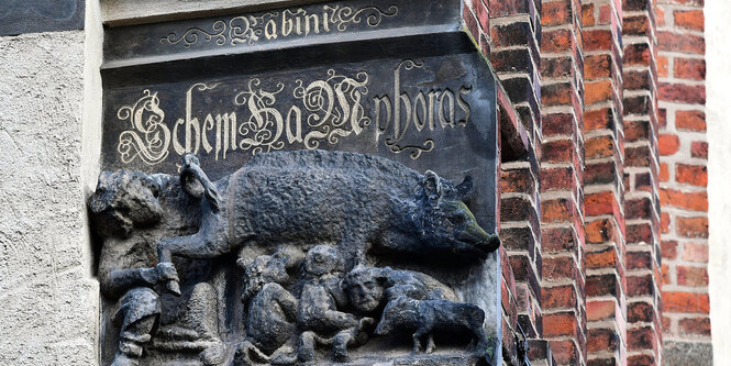 Eine mittelalterliche Skulptur, die ein Schwein zeigt