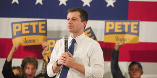 Pete Buttigieg vor US-Flagge