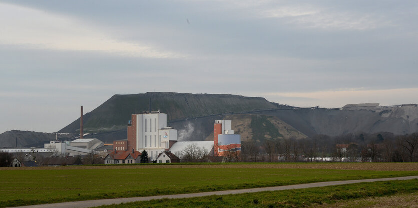 Das Kali-Bergwerk Sigmundshall mit dem angrenzenden Kaliberg.