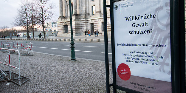 Adbusting gegen den Geheimdienst: Ein Plakat bewirbt vermeintlich den Eintritt in den Verfassungsschutz. Es hängt vor dem Bundestag.