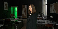 Szene aus der Serie: Jana Liekamm (Paula Beer) im leeren Büro