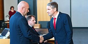 Björn Höcke schüttelt Thomas Kemmerich die Hand